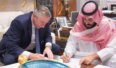 NEOM-Geschäftsführer Klaus Kleinfeld (l.) und Kronprinz Mohammed... NEOM-Geschäftsführer Klaus Kleinfeld (l.) und Kronprinz Mohammed...