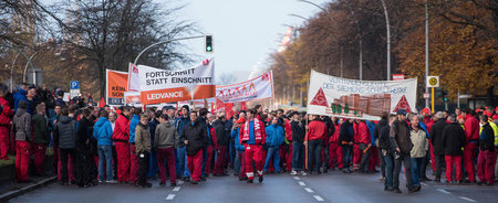 »Die Stunde der Solidarität«: Etwa 1.300 Industriearbeiter prote... »Die Stunde der Solidarität«: Etwa 1.300 Industriearbeiter prote...