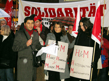 Solidarität mit H&M-Betriebsrätinnen Erika G. (Mitte) und Alexan...