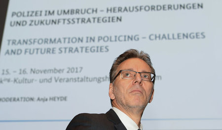 Master of Ceremony beim Wunschkonzert der Polizei für mehr Staat...