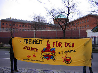 Unterstützer von Matthias Z. vor dem Gefängnis in Berlin-Moabit