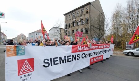 Beschäftigte des Siemens-Werks in Leipzig protestieren vor ihrem...