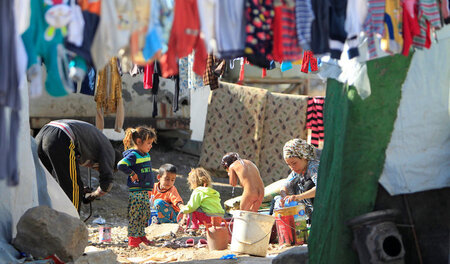 Kinder in einem Flüchtlingslager in der Bekaa-Ebene Kinder in einem Flüchtlingslager in der Bekaa-Ebene