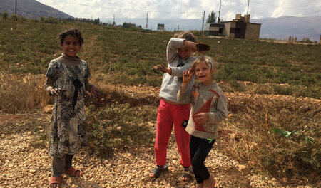 Spielende Mädchen in einem Flüchtlingslager im Bekaa-Tal Spielende Mädchen in einem Flüchtlingslager im Bekaa-Tal