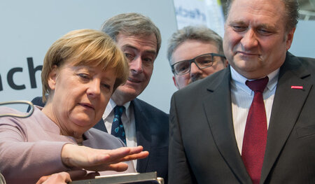Anhängliche Verehrer: Handwerkslobbyist Hans Peter Wollseifer un... Anhängliche Verehrer: Handwerkslobbyist Hans Peter Wollseifer un...