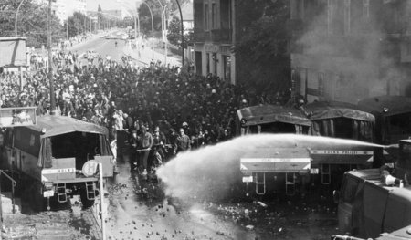 Demonstration am 23. Juni 1990 gegen ein von Neonazis besetztes ...