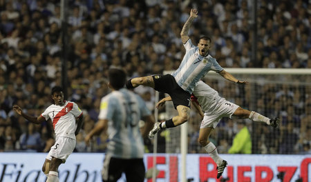 Ein Hauen und Stechen: Argentiniens Darío Benedetto (2. v. r.)