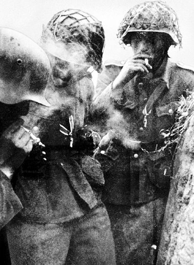 Rauchen für den Krieg: Wehrmachtssoldaten bei einer Zigarettenpa...