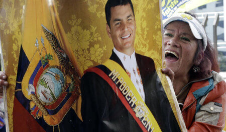 Eine Anhängerin des früheren Präsidenten Rafael Correa am 15. Ok...