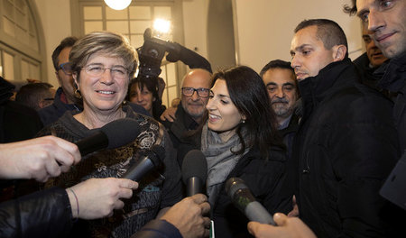 Giuliana Di Pillo (links) am Sonntag nach ihrem Wahlerfolg in Os...