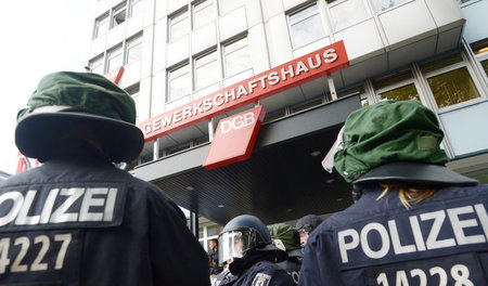 Polizeieinsatz im Jahr 2014 vor der DGB-Zentrale in Westberlin