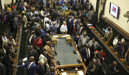 Die Abgeordneten waren am Dienstag im Parlament in Harare zusamm...