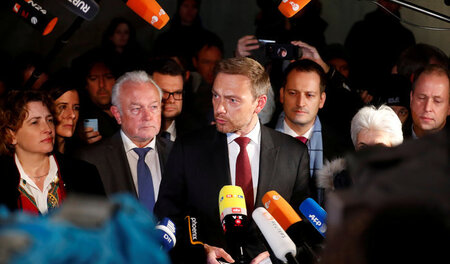 Nach Scheiteren der »Sondierungen umringt von Bediensteten der M...
