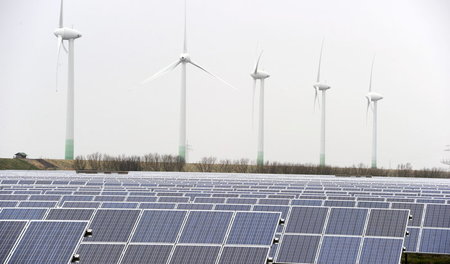Saubere Energie boomt. Solar- und Windkraftanlagen in Schleswig-...