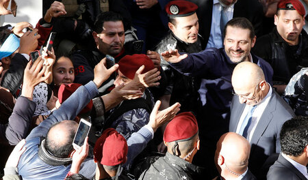 Saad Al-Hariri lässt sich am Mittwoch in Beirut von Anhängern fe...
