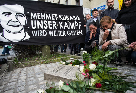 Die Witwe Elif Kubasik (l.) gedenkt mit Angehörigen des vom NSU ...