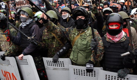 Eine gewaltbereite Menge protestiert am 8. Februar 2014 in der N...