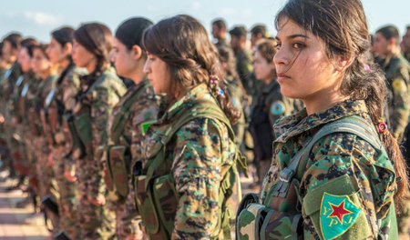 Kämpferinnen der Fraueneinheiten YPJ im syrisch-kurdischen Derik... Kämpferinnen der Fraueneinheiten YPJ im syrisch-kurdischen Derik...