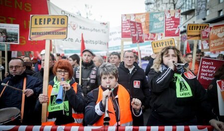Mit Plakaten, Tröten und Trillerpfeifen protestierten Siemens-Be... Mit Plakaten, Tröten und Trillerpfeifen protestierten Siemens-Be...