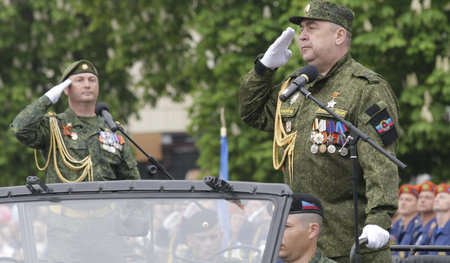 Igor Plotnitzki salutiert während der Militärparade am Tag des S... Igor Plotnitzki salutiert während der Militärparade am Tag des S...