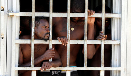 Gefangen in einem libyschen Lager: Flüchtlinge am 12. Oktober in... Gefangen in einem libyschen Lager: Flüchtlinge am 12. Oktober in...