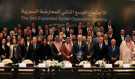 Gruppenfoto: Syrische Oppositionelle und der saudische Außenmini... Gruppenfoto: Syrische Oppositionelle und der saudische Außenmini...