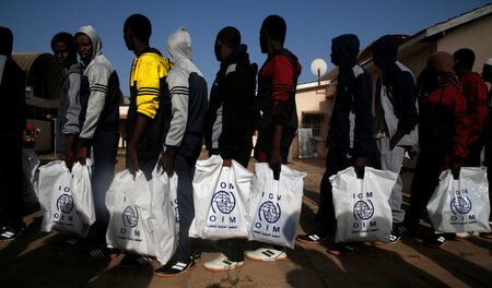 Plastiktüten statt einer neuen Zukunft: Flüchtlinge aus Gambia n... Plastiktüten statt einer neuen Zukunft: Flüchtlinge aus Gambia n...