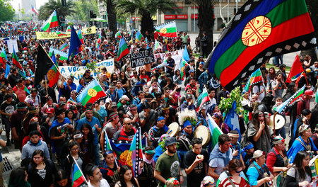 Mapuche demonstrieren am 9. Oktober 2017 anlässlich des Tages de... Mapuche demonstrieren am 9. Oktober 2017 anlässlich des Tages de...