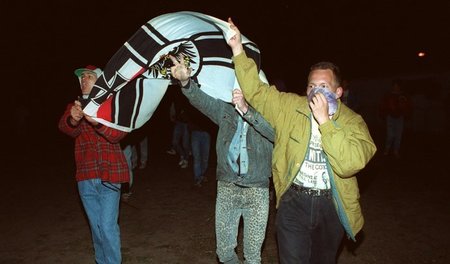 Die Reichskriegsflagge war immer dabei: Neonazis vor der zentral...