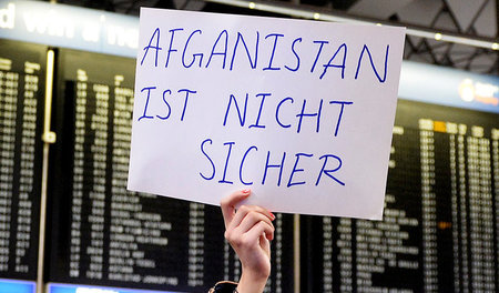 Demo gegen die erste von bislang sieben Sammelabschiebungen nach... Demo gegen die erste von bislang sieben Sammelabschiebungen nach...