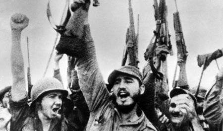 Fidel Castro (Mitte) im Mai 1957 während des Guerillakampfes in ...