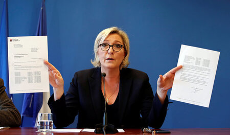 In der Opferrolle: Le Pen präsentiert am Mittwoch in Nanterre di... In der Opferrolle: Le Pen präsentiert am Mittwoch in Nanterre di...