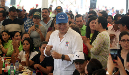 Rafael Correa am Sonnabend in Duran im Kreise seiner Anhänger Rafael Correa am Sonnabend in Duran im Kreise seiner Anhänger