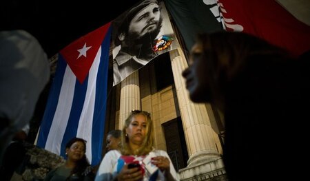Gedenkfeier für Fidel Castro am Sonnabend vor der Universität vo... Gedenkfeier für Fidel Castro am Sonnabend vor der Universität vo...