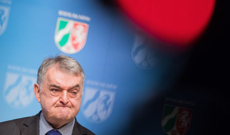 Sichtlich zerknirscht: NRW-Innenminister Herbert Reul (CDU) am M...
