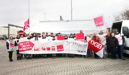 Rauf mit den Löhnen! Die Beschäftigten bei DB-Schenker traten am...