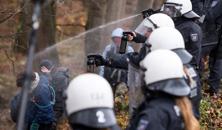 Polizisten setzten am Montag im Hambacher Forst in Kerpen Pfeffe...