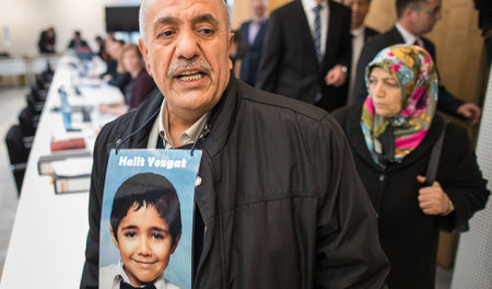Ismail Yozgat mit einem Bild seines ermordeten Sohns am 27. Nove... Ismail Yozgat mit einem Bild seines ermordeten Sohns am 27. Nove...