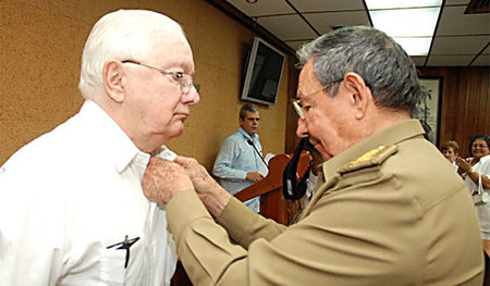 Ausgezeichneter Revolutionär: Armando Hart Dávalos erhält von Ra... Ausgezeichneter Revolutionär: Armando Hart Dávalos erhält von Ra...