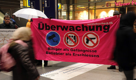 Mitglieder des Aktionsbündnisses Endstation demonstrieren am 27.... Mitglieder des Aktionsbündnisses Endstation demonstrieren am 27....