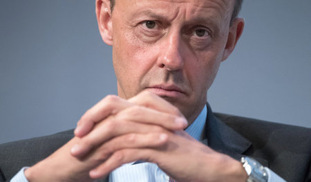 Wo Friedrich Merz Platz nimmt, wird Staatseigentum verscherbelt Wo Friedrich Merz Platz nimmt, wird Staatseigentum verscherbelt