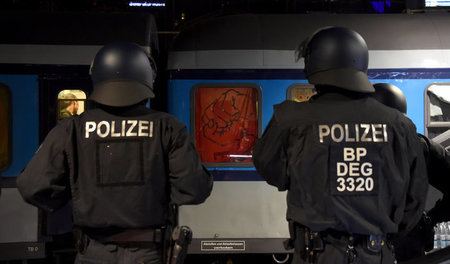 Ständig unter Beobachtung: Ein Sonderzug von Gegnern des G-20-Gi... Ständig unter Beobachtung: Ein Sonderzug von Gegnern des G-20-Gi...
