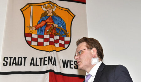 Andreas Hollstein bei einer Konferenz am Tag nach dem Angriff. B... Andreas Hollstein bei einer Konferenz am Tag nach dem Angriff. B...