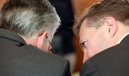Köpfe zusammengesteckt: BRD-Innenminister Thomas de Maizière (CD... Köpfe zusammengesteckt: BRD-Innenminister Thomas de Maizière (CD...