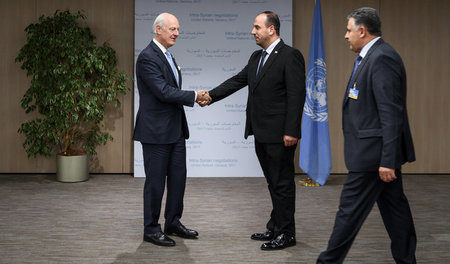 Begrüßung zwischen UN-Verhandlungsführer Staffan de Mistura und ... Begrüßung zwischen UN-Verhandlungsführer Staffan de Mistura und ...