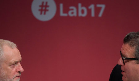 Links und rechts. Der Kampf um die Parteilinie ist noch nicht ... Links und rechts. Der Kampf um die Parteilinie ist noch nicht ...