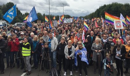 »Wir glauben, dass der Appell »Abrüsten statt aufrüsten« wegweis... »Wir glauben, dass der Appell »Abrüsten statt aufrüsten« wegweis...
