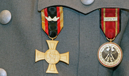 Selber töten: Inzwischen stiftet die Bundeswehr ihre eigene Trad... Selber töten: Inzwischen stiftet die Bundeswehr ihre eigene Trad...