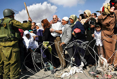 Demütigendes Warten am israelischen Armeekontrollpunkt Kalandia ...