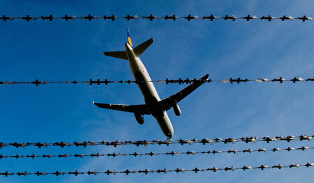 Mit Abschiebeflügen wie diesem im Oktober 2015 vom Flughafen Han... Mit Abschiebeflügen wie diesem im Oktober 2015 vom Flughafen Han...